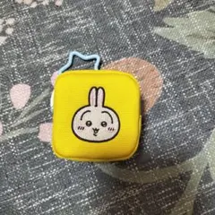 ちいかわカラビナつき刺繍スクエアミニポーチ　うさぎ