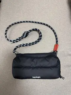 Topologie ボトルサコッシュ ミディアム　男女兼用 ストラップ付き