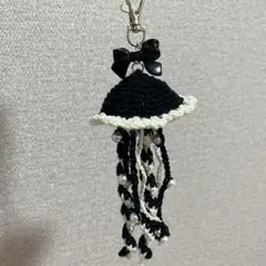黒×白クラゲのキーホルダー（ハンドメイド）