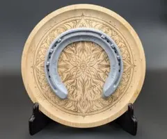 使用済みの競走用蹄鉄を打ち付けたプレート