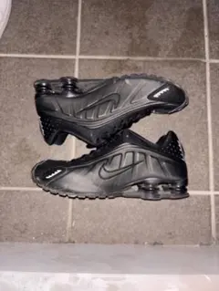 Nike Shox r4 ブラックスニーカー