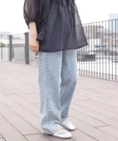 ハート刺繍入りライトブルーストレートデニム