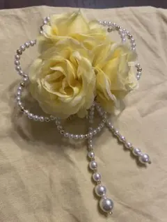 黄色の花とパールのヘアアクセサリーorコサージュ