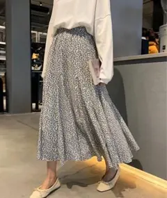 【値下げ】チュクラ　小花柄スカート　ロングスカート　ホワイト　ブラックのサムネイル