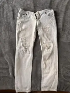 ライトブルーのダメージジーンズです。