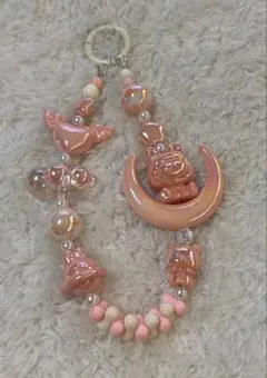 ピンクのキャラクター付き携帯ストラップ