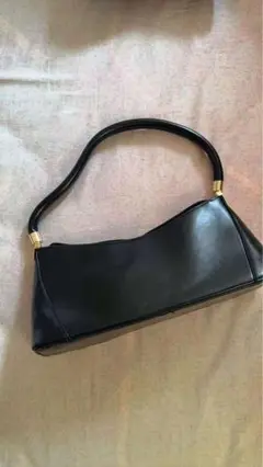 黒いレザーハンドバッグ