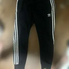 adidas ブラック ジョガーパンツ 3本ライン