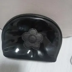 マリークワント☆ラウンド コスメポーチ エンボス デイジー エナメル ブラック