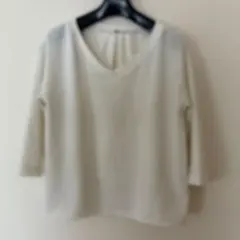 UNIQLOアイボリー Vネック 五分袖シャツ