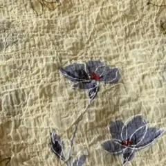 黄色地に紺系と黄色の花柄生地