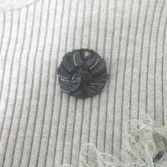 ハンドメイド　ブローチ　水牛風　木製？　渋い　渋め　小さい　丸型