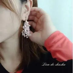 優しいピンクのタティングレースのアクセサリー