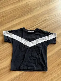 黒と白のV字型ストライプTシャツ 100-110cm