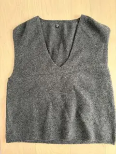 UNIQLO 3DスフレヤーンVネックベスト　ダークグレー　M