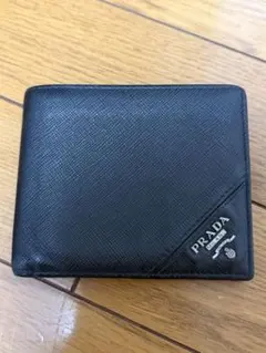 PRADA 二つ折り財布 サフィアーノレザー ブラック