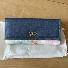 メナード特典長財布のサムネイル