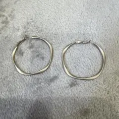 シルバー ツイストデザイン フープピアス