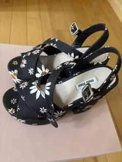 MIU MIU デイジー柄 厚底サンダルのサムネイル