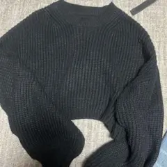 黒いクロップドニットセーター