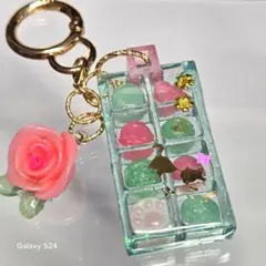 ねこさんのバレンタインスイーツボックスキーホルダー　レジン製　バラのチャーム付き