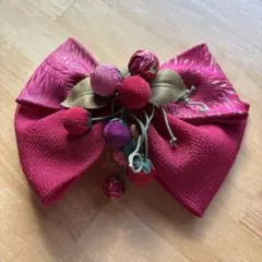 赤色リボン型髪飾り 花と実のモチーフ