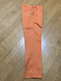 オレンジ色のゴルフパンツ