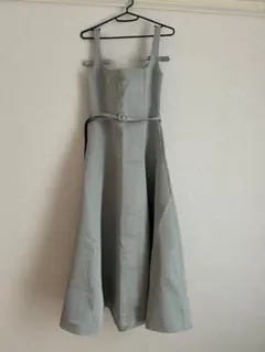 グレーのスリーブレスロングドレス