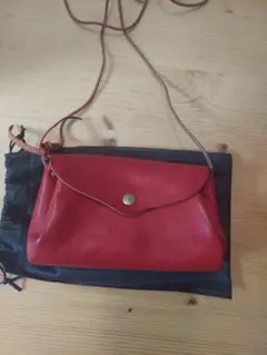 レザー 赤 サコッシュ 収納袋付き