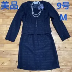 実*佐様 美品 9号 M フォーマルスカートスーツ ラメ黒 ノーカラージャケット