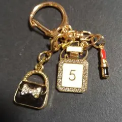 リボン付きバッグと香水ボトルのキーホルダー