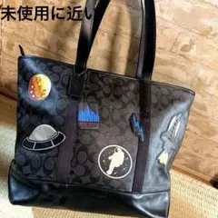 COACH NASA限定コラボ　トートバッグ　ブラック　チャーム付き COACH NASA限定コラボ トートバッグ ブラック チャーム付き