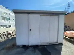 폭 2.5m x 깊이 3.2m 정도의 대형 흰색 창고