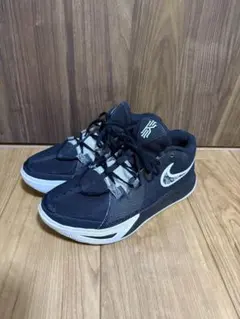 Nike Kyrie バスケットボールシューズ ブラック/レッド - メルカリ