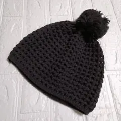 レディース黒いポンポン付きニット帽