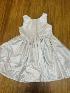 発表会やピアノ発表会、フォーマルな場にピッタリな、憧れのシルバーの子供用ドレス。