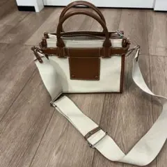 ベージュとブラウンのハンドバッグ