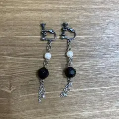 揺れる黒白ビーズのクリップイヤリング