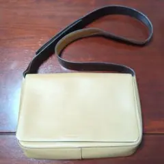 希少 プラダ 皮 ショルダーバッグ