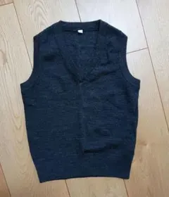 ダークグレー Vネック ベスト　110