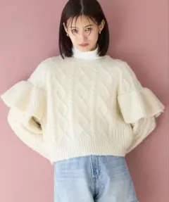 アイボリー ケーブル編みニット フリル袖
