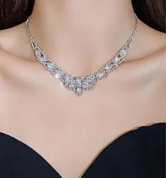 エレガントクリスタルネックレス