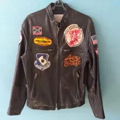 パッチ付き黒ライダースジャケット