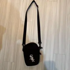 ブラック ショルダーバッグ ロゴ刺繍