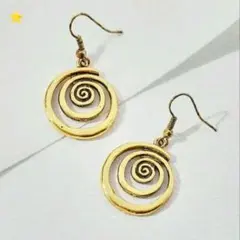 スパイラルデザインピアス　カジュアル　エレガント　個性的　シンプル　幾何学模様