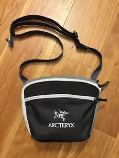 ARC'TERYX BEAMS 別注コラボ サコッシュ グレー - メルカリ