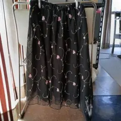 黒の刺繍入りフレアスカート