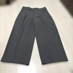 ギリギリ価格。新品。GUのグレーのタック入りワイドアンクルパンツ