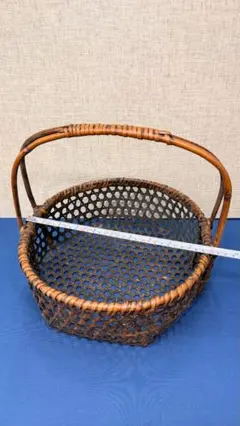 「竹編みの青銅器｜六角形が織りなす光沢と、太竹の力強い持ち手」