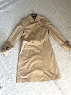 ベージュ ダブルブレスト トレンチコート
